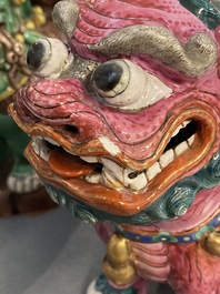 Un mod&egrave;le d'un lion bouddhiste en porcelaine de Chine famile rose et une paire de porte-encens en biscuit &eacute;maill&eacute; vert, 19&egrave;me